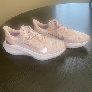 New, Nike Zoom Winflo 7, Size 7, Rose Gold/Metallic